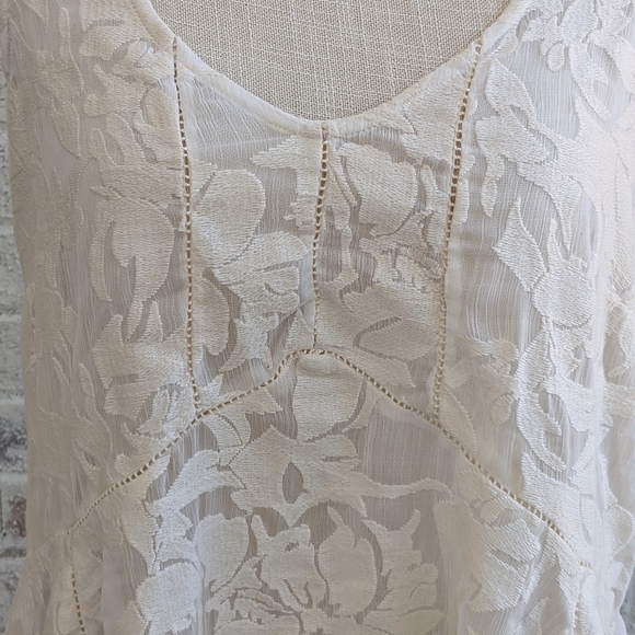 ANTHROPOLOGIE LACE FLORAL HANDKERCHIEF HEM TOP - Picture 2 of 10